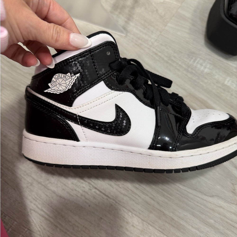Nike women Black and White High-Top Sneakers